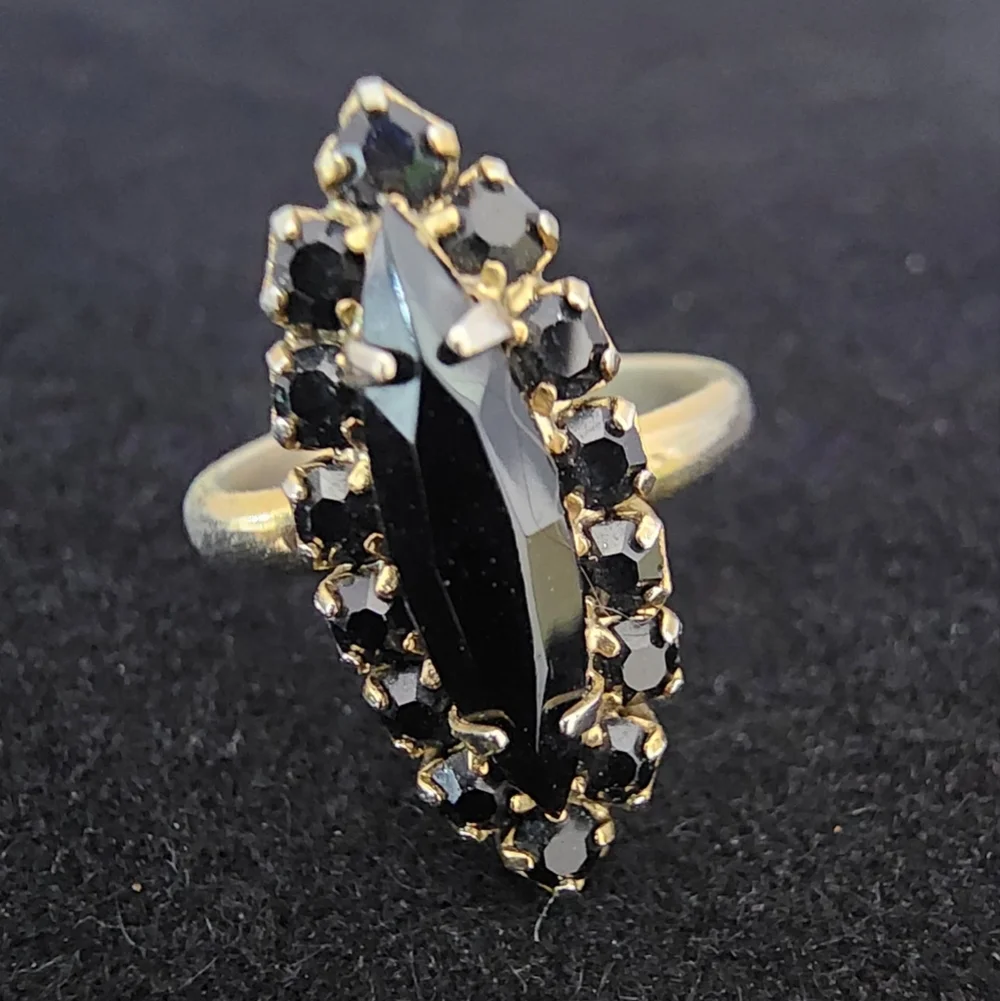 SE11 Elegant Black and Gold Adjustable Costume Ring